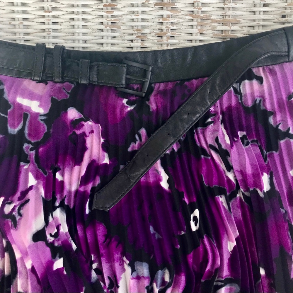 🆕NWOT {BCBGeneration} Purple Floral Micro-pleat Mini Swing Skirt • Size 8 - Picture 5 of 8